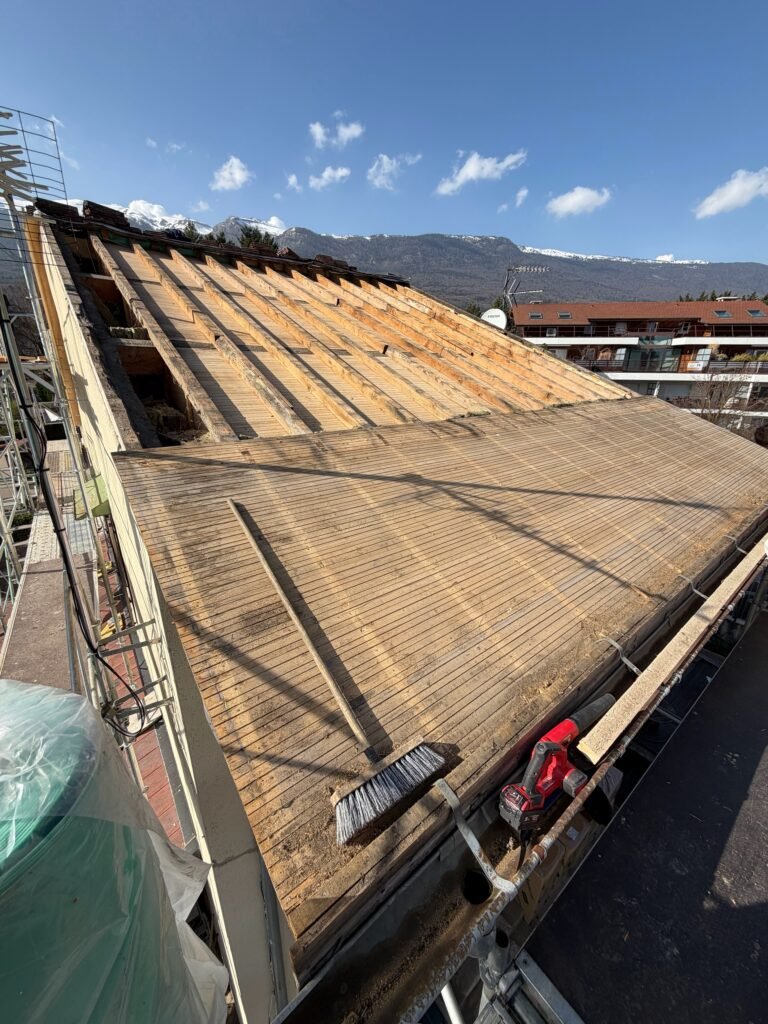 Découverture toiture liteaux anciens mis à nu – couvreur à Villeneuve (04)