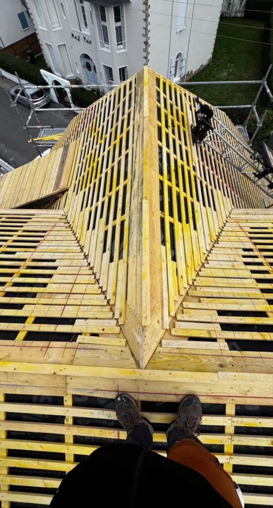 Liteaunage neuf arêtiers noues charpente – couvreur à Villeneuve (04)