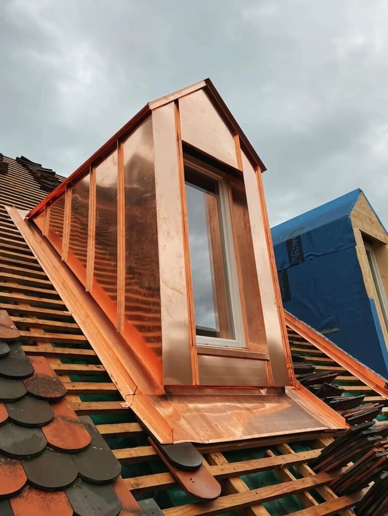 Lucarne habillage cuivre zinguerie – couvreur à Villeneuve (04)
