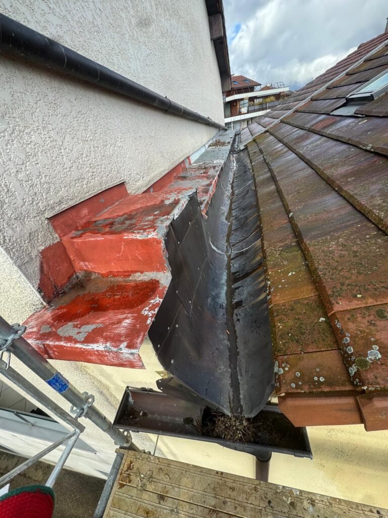 Noue zinc encrassée raccord mur toiture – couvreur à Villeneuve (04)