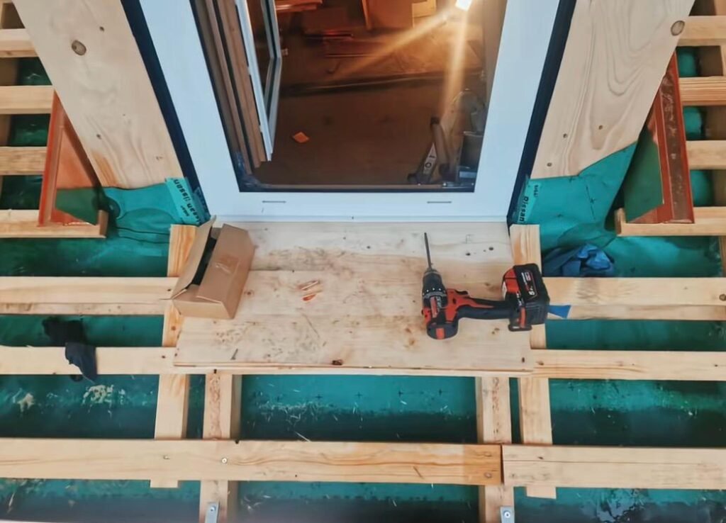 Préparation support bois avant bavette cuivre – couvreur à Villeneuve (04)