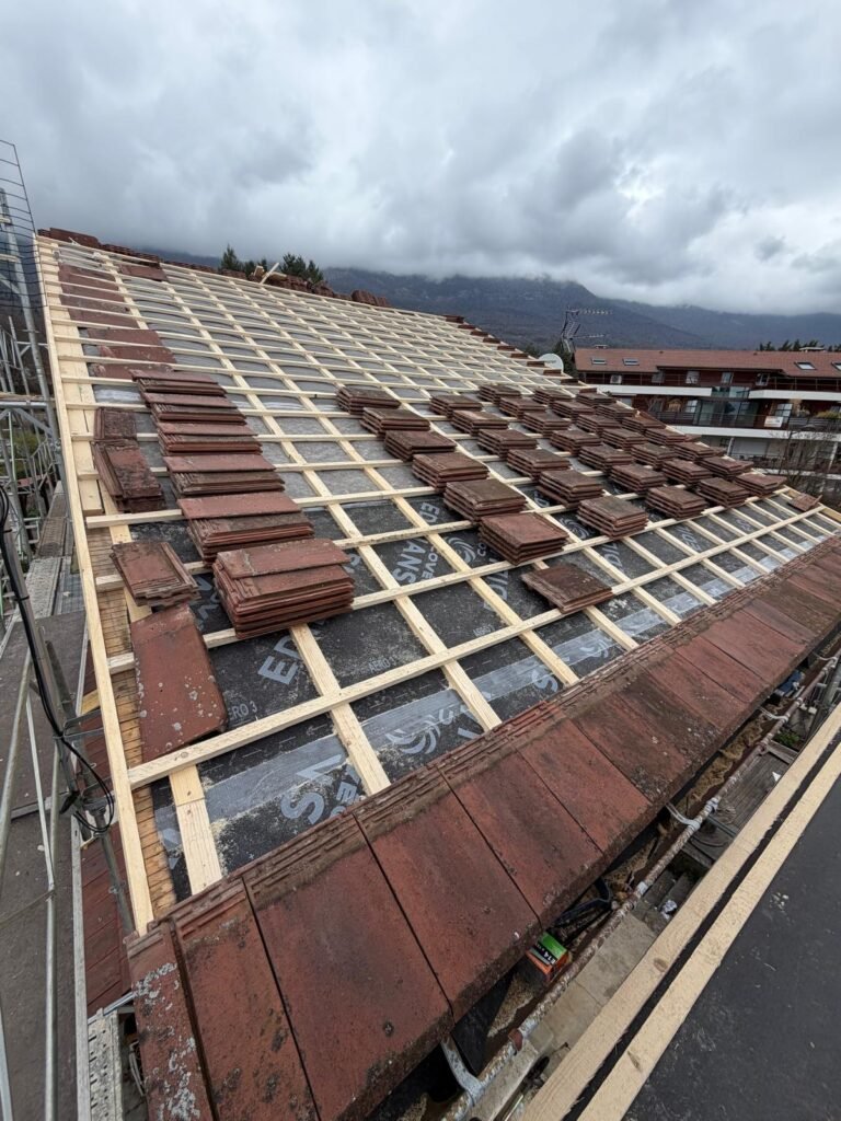 Rénovation toiture pose liteaux écran sous tuiles – couvreur à Villeneuve (04)