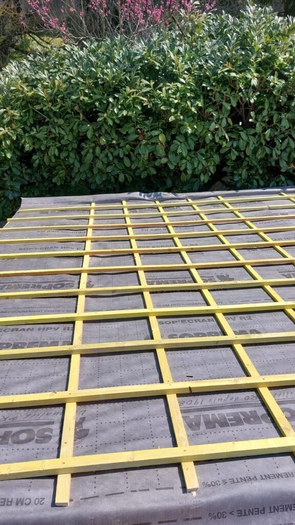 Travaux d’isolation sous une toiture en tuiles