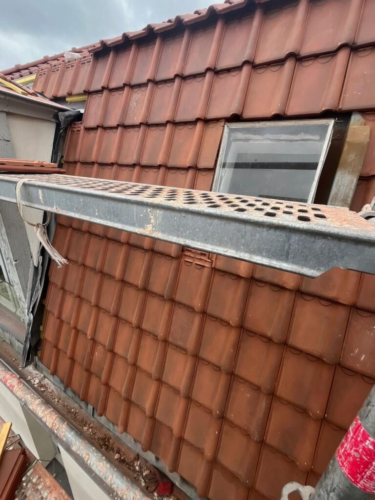 Toiture rénovation lucarne Velux – couvreur à Villeneuve (04)